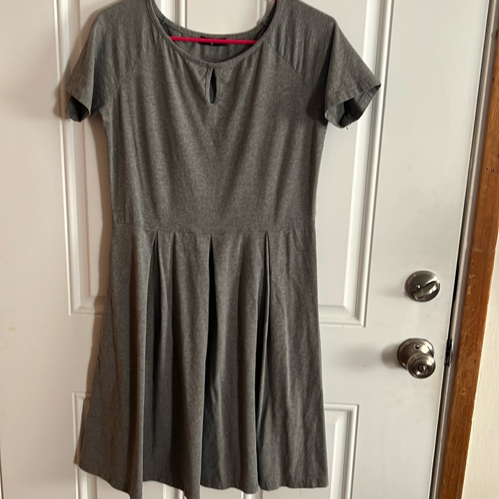 Pleated XL gray dress.